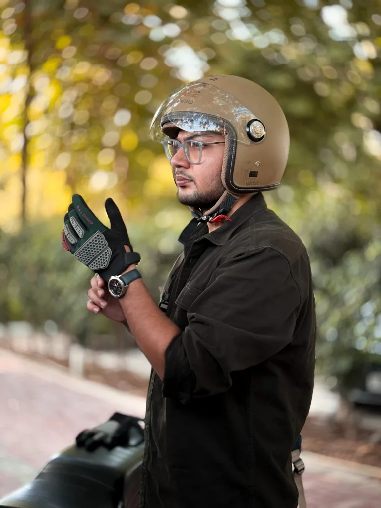 Asesor experto de ARMORCASCOS ayudando a un motociclista a elegir su equipo
