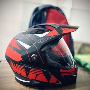 Casco certificado integral negro y rojo de alta seguridad en ARMORCASCOS Palmira