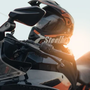 Intercomunicador Bluetooth instalado en casco certificado para motociclistas en ARMORCASCOS